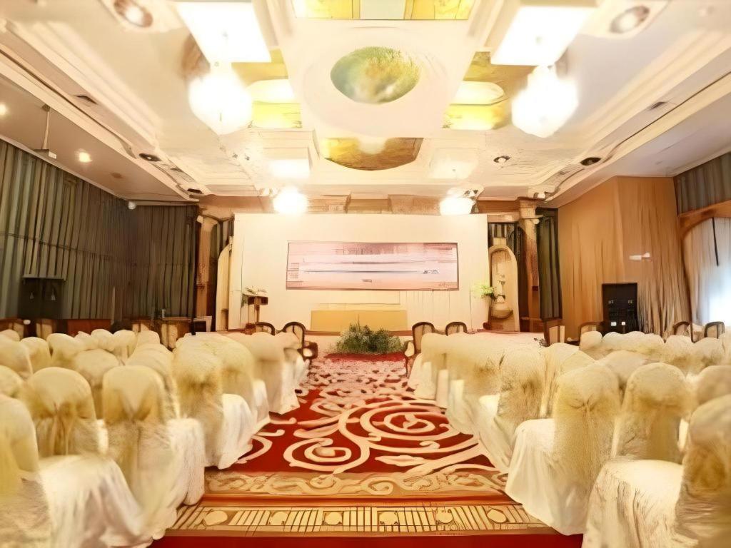 Gajahmada Graha Hotel Malang Zewnętrze zdjęcie
