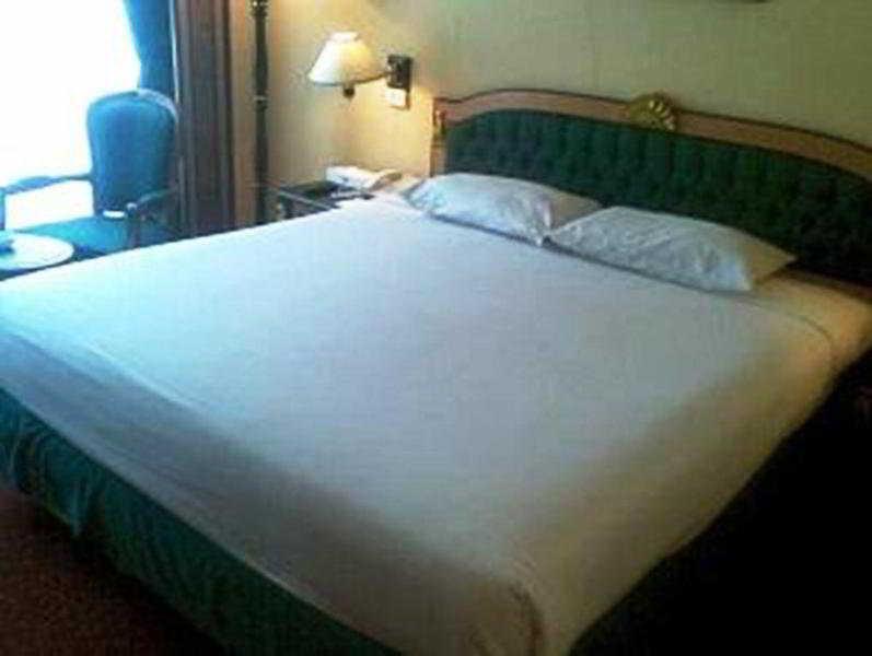 Gajahmada Graha Hotel Malang Zewnętrze zdjęcie
